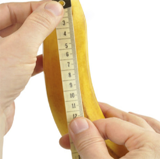 a banánt centiméteres szalaggal mérik
