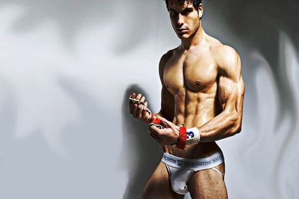 szexi férfi, aki gyorsan megnagyobbította a péniszét